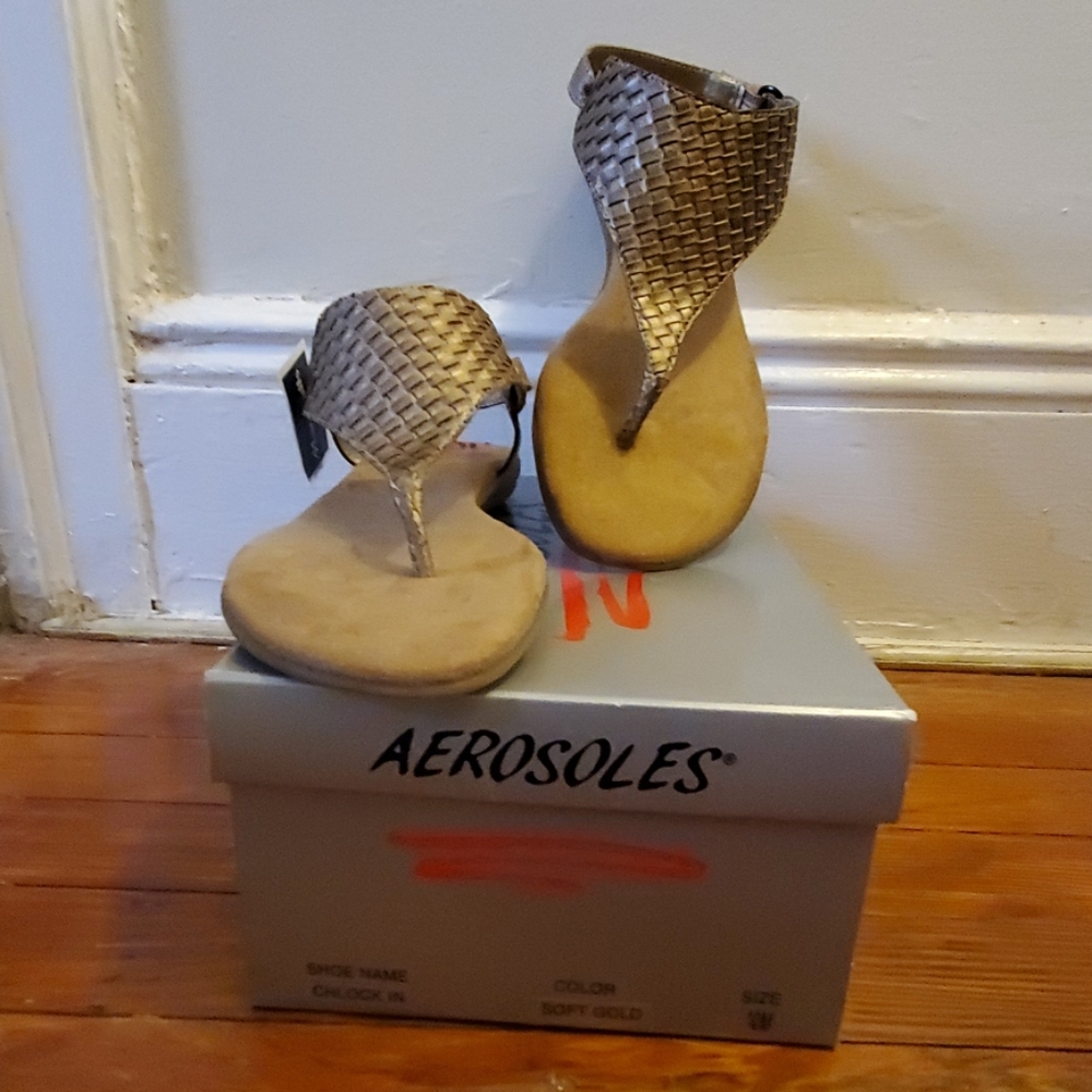 Aerosols size 10 soft gold sandals
